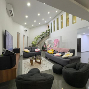 Flower Villa Taman Mount Austin For 16 pax